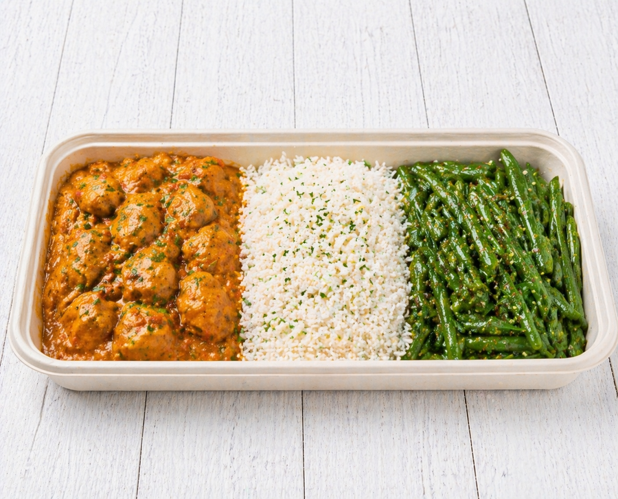 Halal chicken curry meal pack with steamed rice and garlic green beans — Vanda's Kitchen London office catering